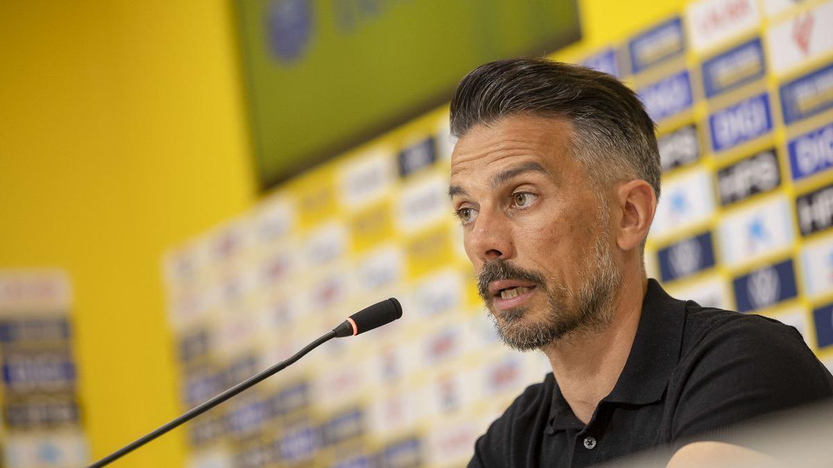 mdaswani's tweet photo. 🔐 ENTRENADORES @LaLiga2

▪️ TEN | Cervera
▪️ GIR | Quique Álvarez
▪️ OVI | Calero
▪️ LEG | Albés
▪️ ELD | Barragán
▪️ ALM | García Pimienta
▪️ VLL | Escribá
▪️ COR | Iván Ania
▪️ SPO | Lacarmón
▪️ CEU | JJ Romero
▪️ LPA | De la Barrera
▪️ ALB | Alberto Glez
▪️ RSO | Ion Ansotegi
▪️ CAD | Imanol Idiakez
▪️ MLL | Luis García
▪️ AND | Carles Manso
▪️ SAB | Ferran Costa
▪️ CAS | Pablo Hdez
▪️ CEL | Fredi Álvarez
▪️ BUR | Sergio Francisco
▪️ EIB | Aranbarri
▪️ GRA | Pacheta
