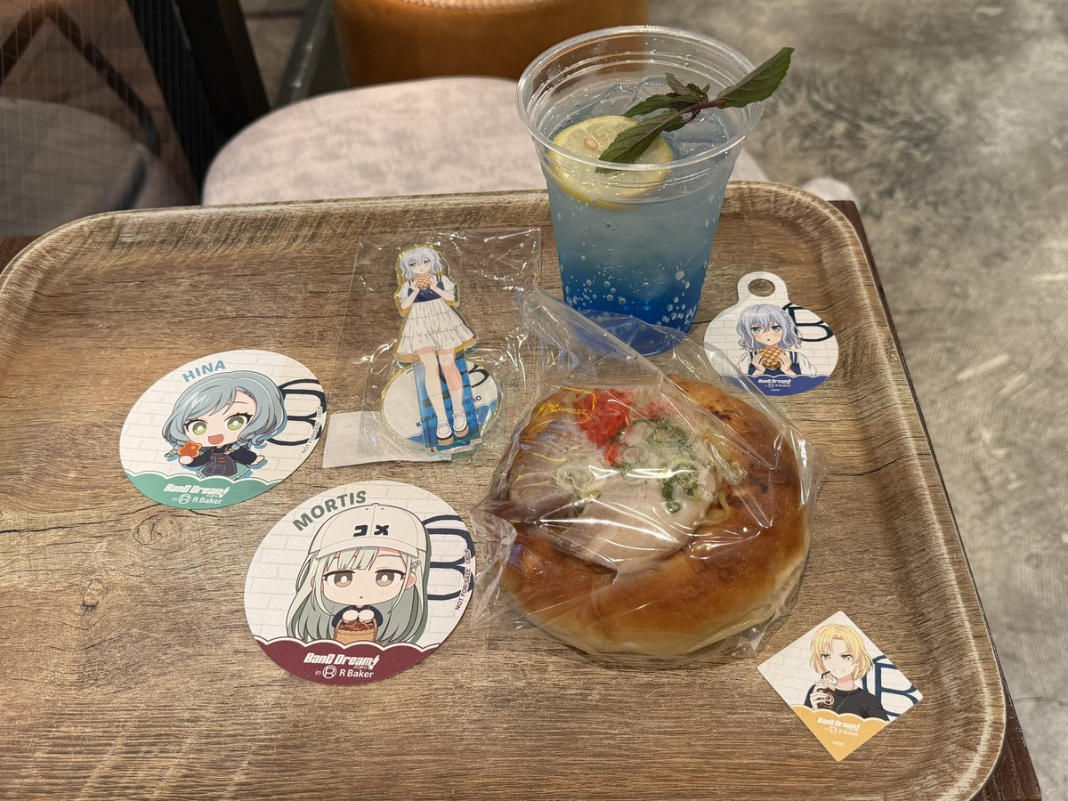ValCrowd's tweet photo. 仕事帰りにR Bakerさんへ。初めましてだな…
とりまましろのブルーライチソーダと、銀河ラーメンパンを注文。
勿論(作品の中での)最推しなんで、ましろのアクスタもね!
#RBaker https://t.co/sUUWmC06vF