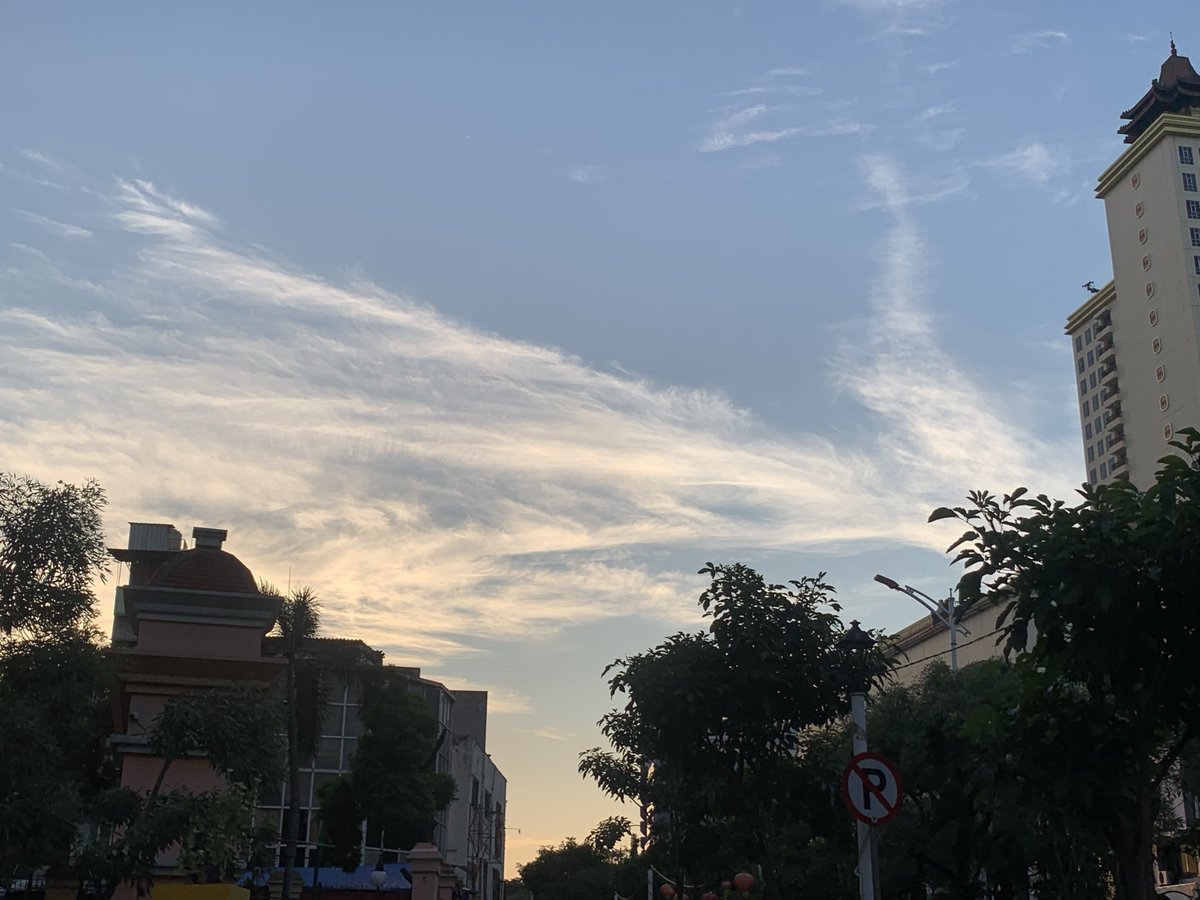 Diarydefangirl's tweet photo. Just like the evening sky good things will come to us We just have to be patient, even if it feels slow https://t.co/jUSAGLylkD