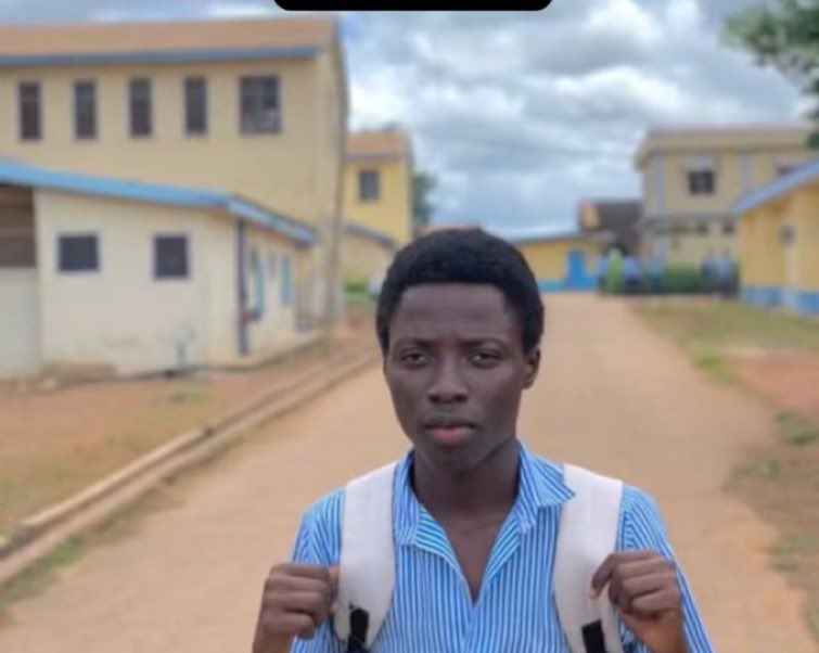 _khendrick's tweet photo. the time Adjoa Tee was rolling with big men with money hypeman was in SHS 2 reading “No sweetnesses here” every prep and you think she wouldn’t see you as her cousin when her big men are coming over🤣🤣

Tee baddie in 2021                             hypeman in 2021 https://t.co/B05XkXVtEd