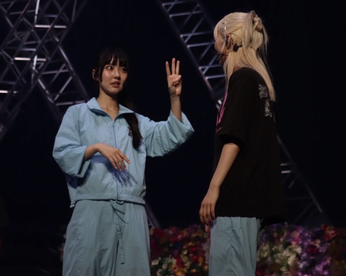 marik_a26's tweet photo. 🩷「もう武道館から3日経ってんねんで」
🧡「ちゃう、5日や」
#Girls2 #菱田未渚美 #鶴屋美咲 https://t.co/psP2LjGKLY