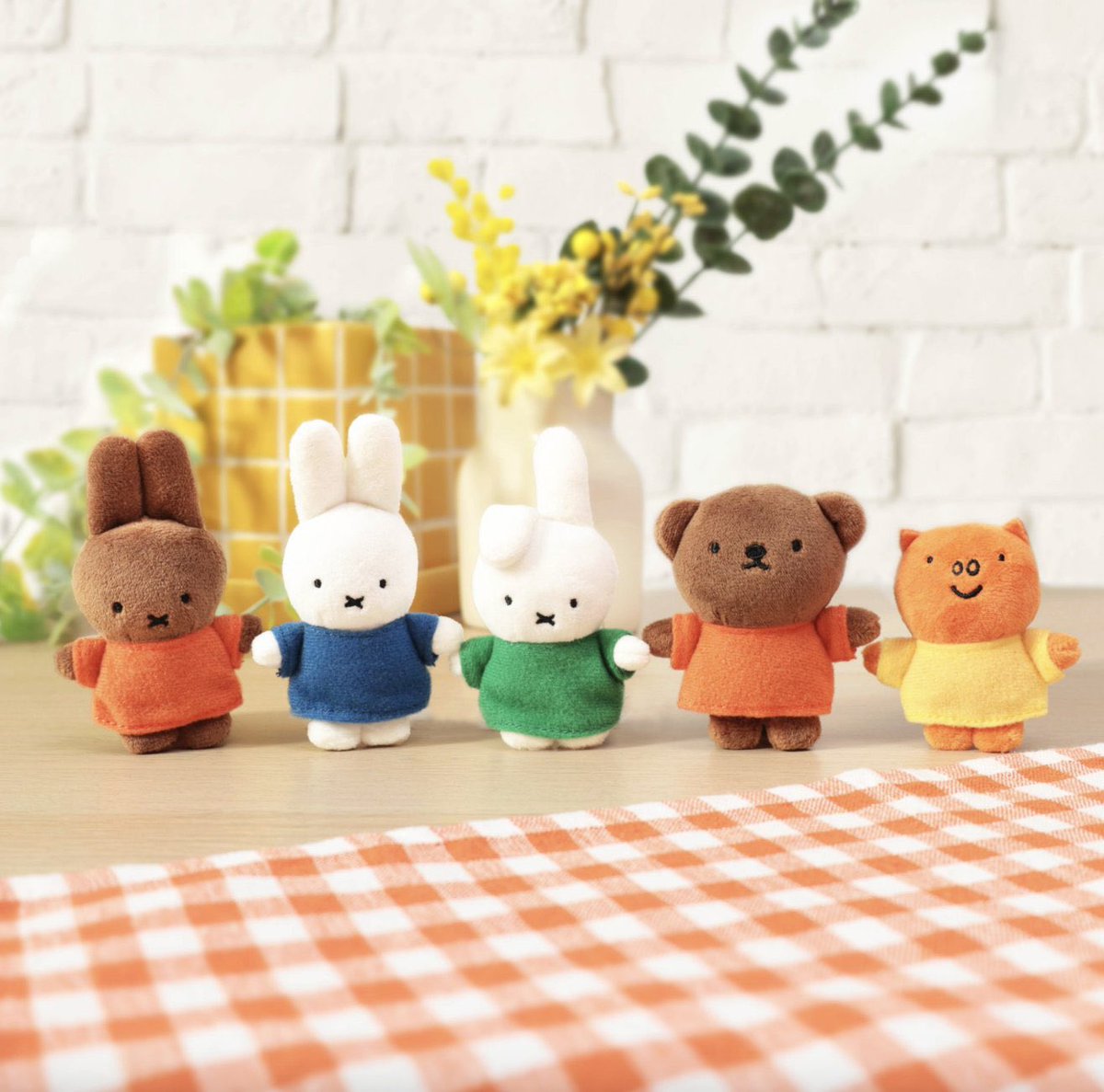 clipnotebook's tweet photo. 7月発売のガチャガチャ！
miffy プチぬいぐるみ

全5種・500円

入荷が早い店舗で今日から発売🌼 https://t.co/qfZbmns61a