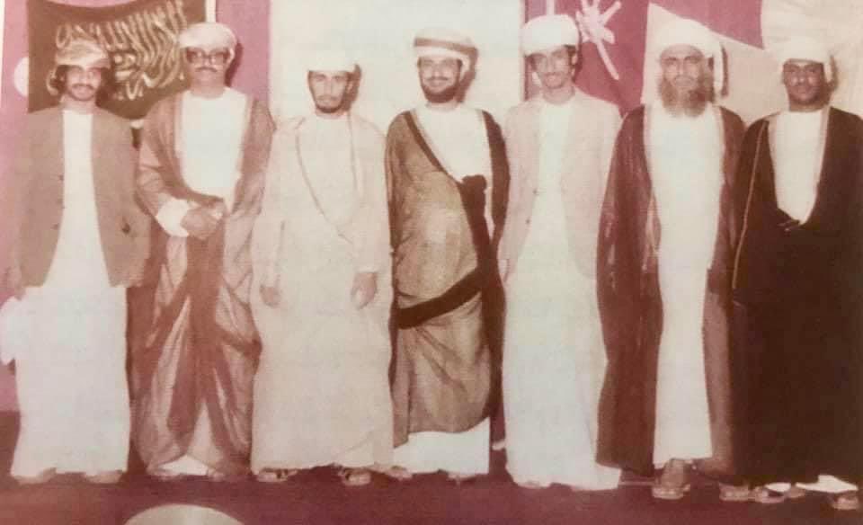 AlsiyabiHamood's tweet photo. "الدَّخْتَرْ" خليفة بن ناصر
 المعولي الأشبه بمرضاه
——————————-
 حمود بن سالم السيابي 
——————————-
 كان "الدَّخْتَر" في أمسنا البعيد أبيض الوجه وفارع الطول ، وغير ملزمٍ بارتداء المعاطف البيضاء.
وكان يخيَّل إلينا أنه حبيس صومعته المشبعة بروائح أقراص "الكنين" وقوارير "الميكروكروم" و"البنسلين" ومحاليل تعقيم أنابيب مقاييس الحمَّى وفوران قدور الحقن "الوِشْبَة" فلا يفارقها ، بل يترصد قدوم مرضاه. 
ومن النادر مصادفة "الدَّخْتَر" في صحتنا ، وكأنَّ السِّكَك المُتْربة لنا وحدنا ، وكذلك دُكُوك "الجِلَب" وزواريب ضجيج السوق. 
واسْتمرَّتْ هذه الصُوَر الخرافية مع "الدخاتر" شارون طومس وويلز طومس ودونالد باش وديفيد باش ومحمد رافع ونصر الله أفنان والدختر متُّوه وإسماعيل كاظم وعلي محمد موسى وصلاح كريم عزيز  ومحمد وليد الطحّان.   
لكن الدكتور خليفة بن ناصر المعولي جاء من غربته في "المَجَرْ" لينسف الصورة النمطية للدختر الذي نخافه. 
وليكسر العزلة المتوهمة لذلك الجالس في غرفته بسمَّاعته التي تتدلى من رقبته فيتلهَّى بها بين حين وآخر لسماع دقات قلبه إذا استبْطأ دخول القلوب المنهكة من الأمراض أو من صعود السلالم إليه. 
وكانت إطلالة الدكتور خليفة المعولي مختلفة عن الأسلاف من الأطباء ، فهو من ذات طينتنا السمراء والأقرب إلى قاماتنا إنْ وقفْنا مَنْكباً بِمَنْكبْ. 
وكانَ وجهه بلَوْنِ وجوهنا الخارجة من لفحة القيظ لتنتظر لفحة أخرى للقيظ. 
وكان الدختر خليفة المعولي على النقيض من الأطباء "الفوقيين" الذين لا نراهم إلا إذا لامستْ حرارتنا سقف الجمر ، وتزلزلتْ من سعالنا الحيطان.
وكنا نرى خليفة المعولي يتكرَّر في صحتنا أكثر من حُمِّيّاتِنا. 
وكنا نمرض في المواسم ويمرض خليفة معنا. 
وتباغتنا "الصردة" فنسْعَل معا ، ونتعاطى نفس الدواء. 
وكان الدختر خليفة بإزاره في حديقة البيت فيزرع كما نزرع ويسقي كما نسقي. 
وكان مثلنا إذا "هبط" السوق "يزابن" على "بابة مشواي" و"قفير" رطب "مزناج" من "عرصة" السوق. 
ورغم أنه من خريجي جامعات أوروبا الشرقية التي تحشو الأدمغة بما يناهض الدين إلا أنَّه استمر "حمامة المسجد" في حارته ، ولازَمَ الماشين في الظُّلَمِ إلى مواقيت الصلوات. 
ومن حسن الطالع أنْ كانتْ أولى مهامِّه الطّبية في عمان مرافقته لبعثة الحج العمانية كرئيس للوفد الطبي فَحَجَّ مع من حَجُّوا وحقيبته الطبية رفيقته في المشاعر يوم التروية ووقفة عرفة والمبيت بمزدلفة. 
 وكانت الأدوية ومتطلبات الاسعافات الأولية تسرع معه وهو يقطع وادي محَسَّر ، وتصحبه طوال أيام التشريق. 
وقد تعرَّفَ الدكتور خليفة المعولي على سيدي الوالد بمقر بعثة الحج العمانية فتَوثَّقَتْ بينهما الصلات والزيارات ، لدرجة أن مرضتُ يوماً ففوجئتُ بوالدي يدخل عليَّ في بيت القرم ومعه الدكتور خليفة المعولي تسبقهما الضحكات. 
أمَّا معرفتي بالدكتور خليفة المعولي فكانت مسبوقة بمزاملتي لأخيه محمد بن ناصر المعولي المخرج بالإذاعة العمانية إبّان عملي بالإذاعة في الفترة من ١٩٧٣ إلى ١٩٧٥م. 
ويوم رحل المخرج الرائع محمد المعولي الذي كان يسمِّي صفحته بالفيسبوك بالملك النعمان ، رثيته بمقال تحت عنوان "الملك النعمان يموت مرتين". 
كما صحبتُ الدكتور خليفة المعولي وأخاه مهندس الصوت بالإذاعة العمانية عبدالله بن ناصر المعولي ببعثة الحج العمانية. 
وهناك اقتربتُ كثيرا من الدكتور خليفة المعولي فتعززتْ الصورة الجميلة للطبيب الإنسان الذي يمرح ويمزح ويطلق النكت ويحمل عن الكهول متعلقاتهم الشخصية لتخرج من ترسبات الذاكرة صورة "الدَّخْتَر" الأبيض الوجه الفارع الطول الحَادّ النظرات والمُتوثِّب بحقنته "الوِشْبْة"لكل درجة حرارة ترتفع عن "٣٧،٨". 
ويوم زرتُ "بودابست" عاصمة المجر في الثاني من ديسمبر عام ٢٠١٦م تذكرتُ خليفة الطالب وأنا أطالع جامعته المتلفعة بالشتاء لأردد مع نُدف الثلج : لقد كان الدكتور خليفة هنا ، لكنه لم يتأثر بالمكان ، بل كان دوما المؤثر في الأمكنة. 
وعلى بعد ٨٠٠ كيلومتر من وقفتي على ضفاف الدنواب في بودابست كان أخوه عبدالله المعولي قد أمضى ردحا من العمر في بولندا. 
وبينما أتنقَّل بين المطر الذي ينقر زجاج نافذة غرفتي بفندق "جرانداليزيه" في هامبورج وشاشة هاتفي إذا بالناعي يمطر شاشة الهاتف بجمر أدمعه وهو ينقل فاجعة رحيل خليفة "الدختر". 
وخليفة الإنسان. 
وخليفة الذي يضحك كطفل. 
 ويتبتل في المحراب كناسك.  
وخليفة المربوع القامة مثلنا.  
وبوجهه الذي لفحه القيظ مثلنا. 
وخليفة "الدَّخْتَر" الذي يشبه مرضاه. 
—————————
* الأول من يوليو ٢٠٢٤م.
*  يذكرني به الفيسبوك فأعيد النشر في الذكرى الثانية لرحيله.
