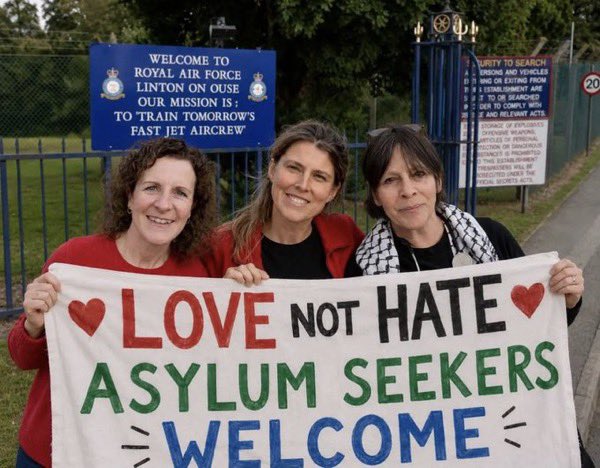 NZSpook's tweet photo. @RachelD1892 The British thought people like this were useful idiots.
They are idiots but on mass they are dangerous.
They are the reason the UK is in the s**t state it is in now. https://t.co/r5yLvwdJV1