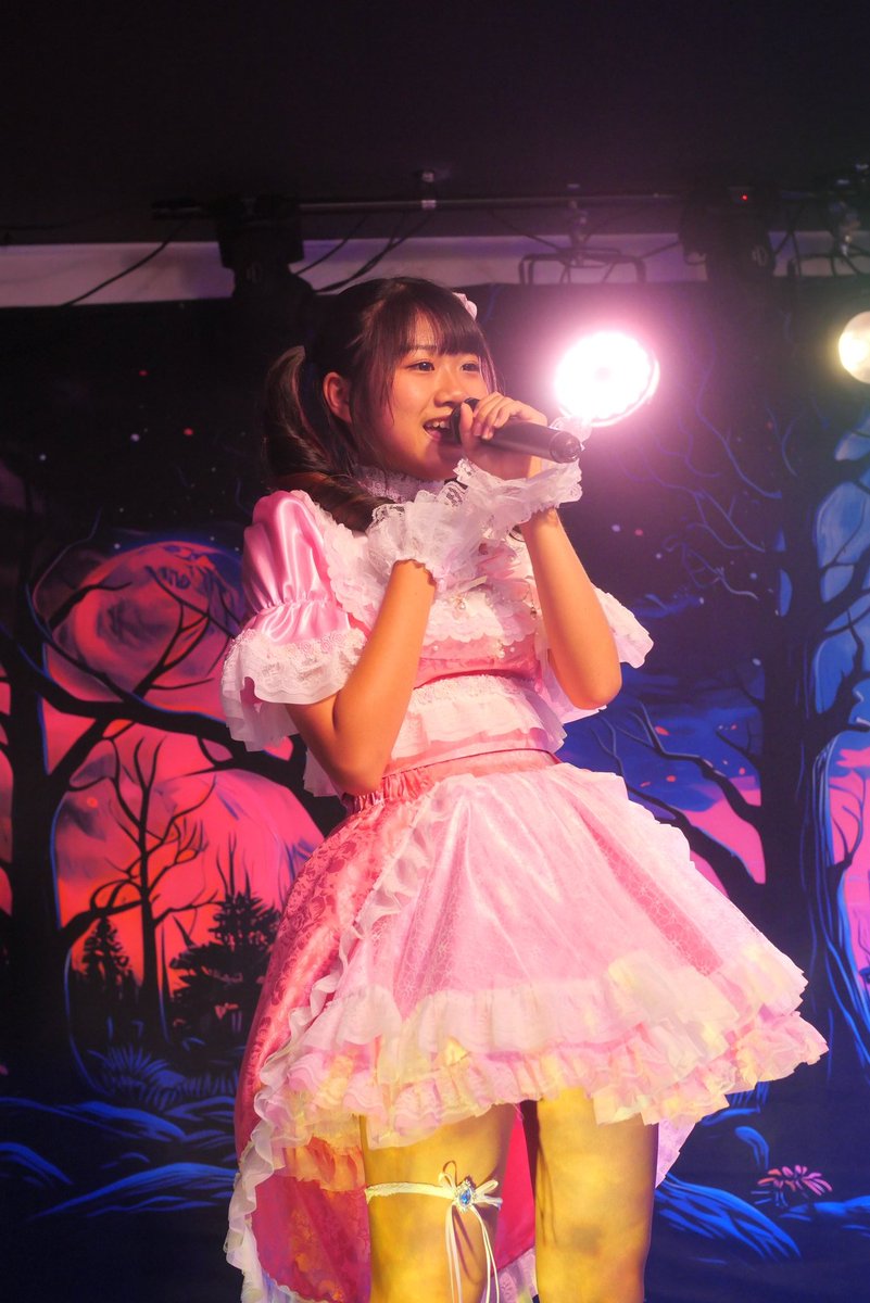 tsukushi0916's tweet photo. 会うたびに歌ウマで大人っぽくなっていくあちゅ🩷　ピンクのMOKA’sドレスがとっても似合っててかわいかった🥰
記念のチェキもね📸🩷

＃華姫あんじゅ
＃はなびあんじゅ
＃あちゅ
＃MOKAsCOLLECTION

LBG2周年記念LIVE
Bar PARQUETZ
2026.6.27 https://t.co/YOxGY7gA5W