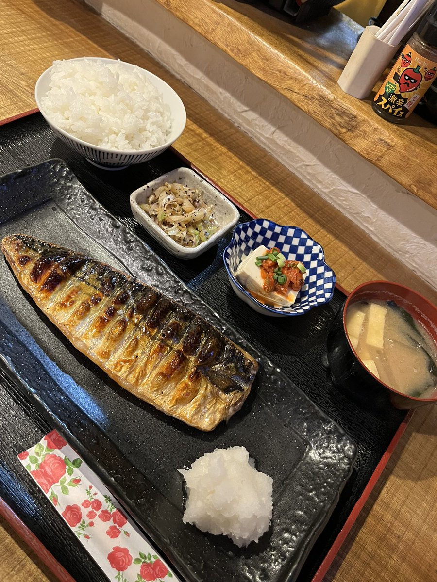 yaa's tweet photo. 路地裏酒場 ひろしんとこ で、さば灰干しの定食 https://t.co/cQsSZ1AYe4