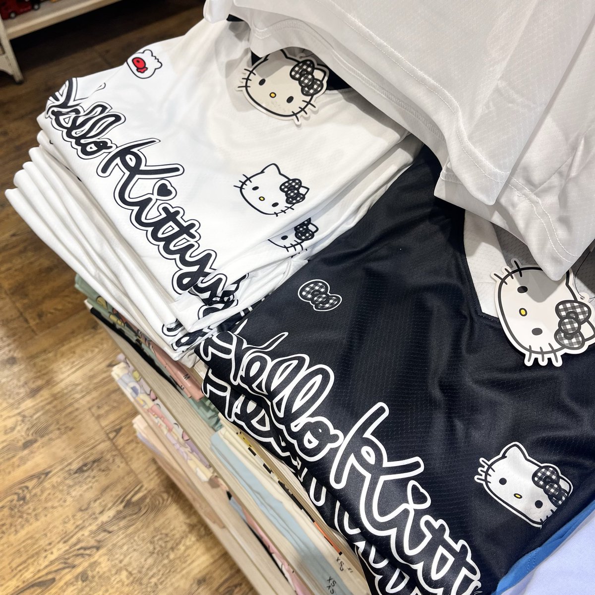 wooperdesu's tweet photo. รับหิ้วเสื้อ jersey kitty ตัว 499฿ ค่าส่ง 20 มีทุกไซส์ อยู่หน้าร้านตอนนี้ใครจะรับเดมก่อน 17:50 ค่ะ #ตลาดนัดsanrio #เสื้อjersey #คิตตี้ #ตลาดนัดซานริโอ้ #คิตตี้ https://t.co/Fp2VGupvMG