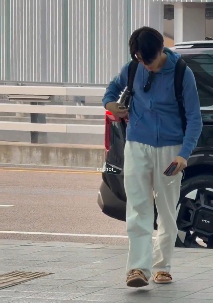 markyuppi's tweet photo. mark's outfit today is all polo ralph lauren:

- polo ralph lauren french terry full-zip hoodie
- ralph lauren men's oval best sellers sunglasses
- polo ralph lauren turbach leather sandals

face so glow up, dress all polo😭🤍 https://t.co/7WcQDOaRQJ