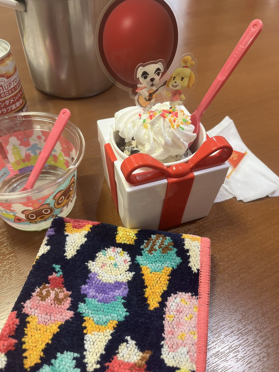 conirue's tweet photo. とりあえず今日の収穫は断トツでこれ🍨🏝️
初日の午前中10時台からアイス食う奴になりました😋🍨🏝️
昨日手に入れたアイス柄のラブラリーバイフェイラーのハンカチと合わせて🫶
#サーティワン
#あつまれどうぶつの森 https://t.co/dtES6Z6Mw3