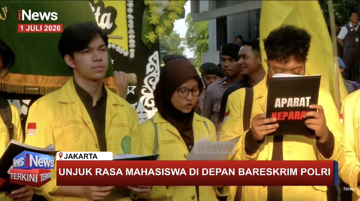 LambeSahamjja's tweet photo. info aja nihhhh.....
BEM UI hari ini ada demo dalam rangka penolakan reformasi polri yang bersamaan dengan hut polri
konsepnya dibawa keranda dengan tulisan kepolisian RI
artinya bisa kita nilai sendiri (matinya kepolisian RI)

Isi Reformasi UU Polri:
- Usia pensiun naik
- semua golongan jadi 60 tahun, Kapolri 63 tahun
- Polri boleh sadap rakyat 
- di luar proses hukum, pada tahapan intelijen tertentu
- Polri boleh masuk jabatan sipil
- tanpa harus pensiun, asal diminta kementerian/lembaga