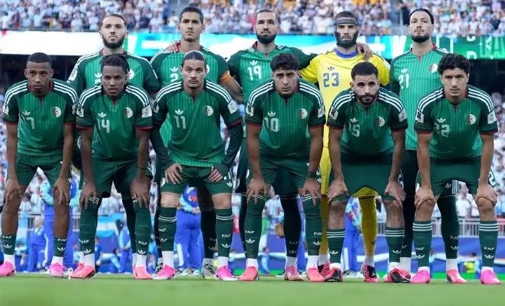 Rayaninhoo_'s tweet photo. Hormis l'Allemagne, AUCUNE ÉQUIPE n'a éliminé l'équipe d’Algérie 🇩🇿 en phase à élimination directe de Coupe du monde AVANT LA FINALE depuis... 1930 ! 🤯

📊 @Statsdufoot https://t.co/59d5LQp3hX