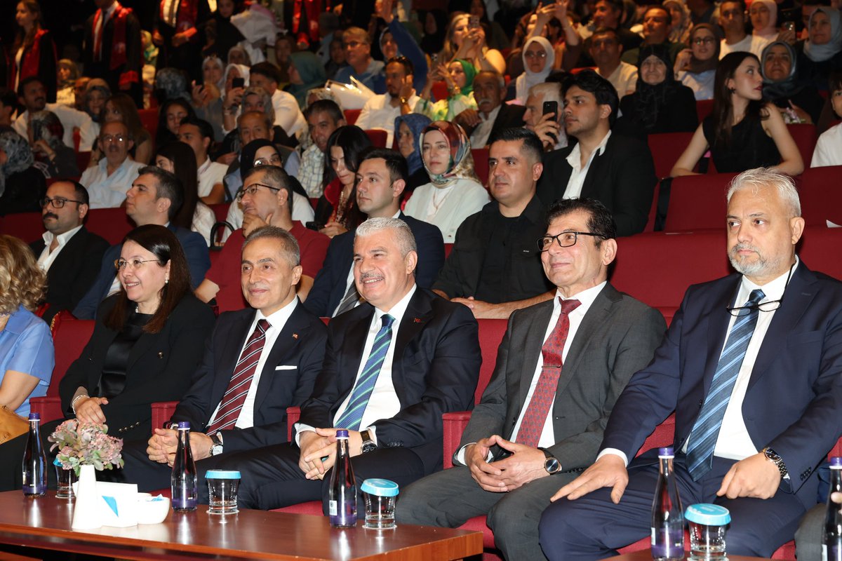 TCKonyaValiligi's tweet photo. Valimiz İbrahim Akın ve Nevşehir Valisi Hüseyin Kök, Selçuk Üniversitesi Tıp Fakültesi 2025-2026 Eğitim-Öğretim Yılı Mezuniyet Töreni Programı'na katıldı.

Mezuniyet sevinci yaşayan genç hekimlerimizi tebrik eden Vali Akın, meslek hayatlarında başarılar diledi.

@nevsehirvalilik 
@Vali_Akin 
@valihuseyinkok