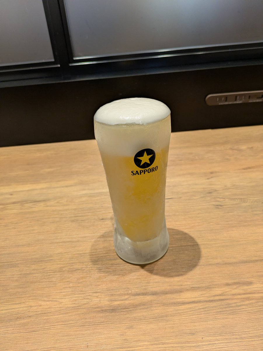 gin_3papa's tweet photo. 人生初のテニスコーチが俺。

っていう小学生の生徒さんが、七夕の短冊に「テニスコーチになれますように。」って書いてくれた。

まだボールをラケットに当てるのも難しい子なのに。
俺のレッスンを楽しいと思ってくれてるのかな？

お世辞でも嬉しい☺️
これからも頑張ろ！

#テニスコーチ
#ビール https://t.co/KwMcVJP12T