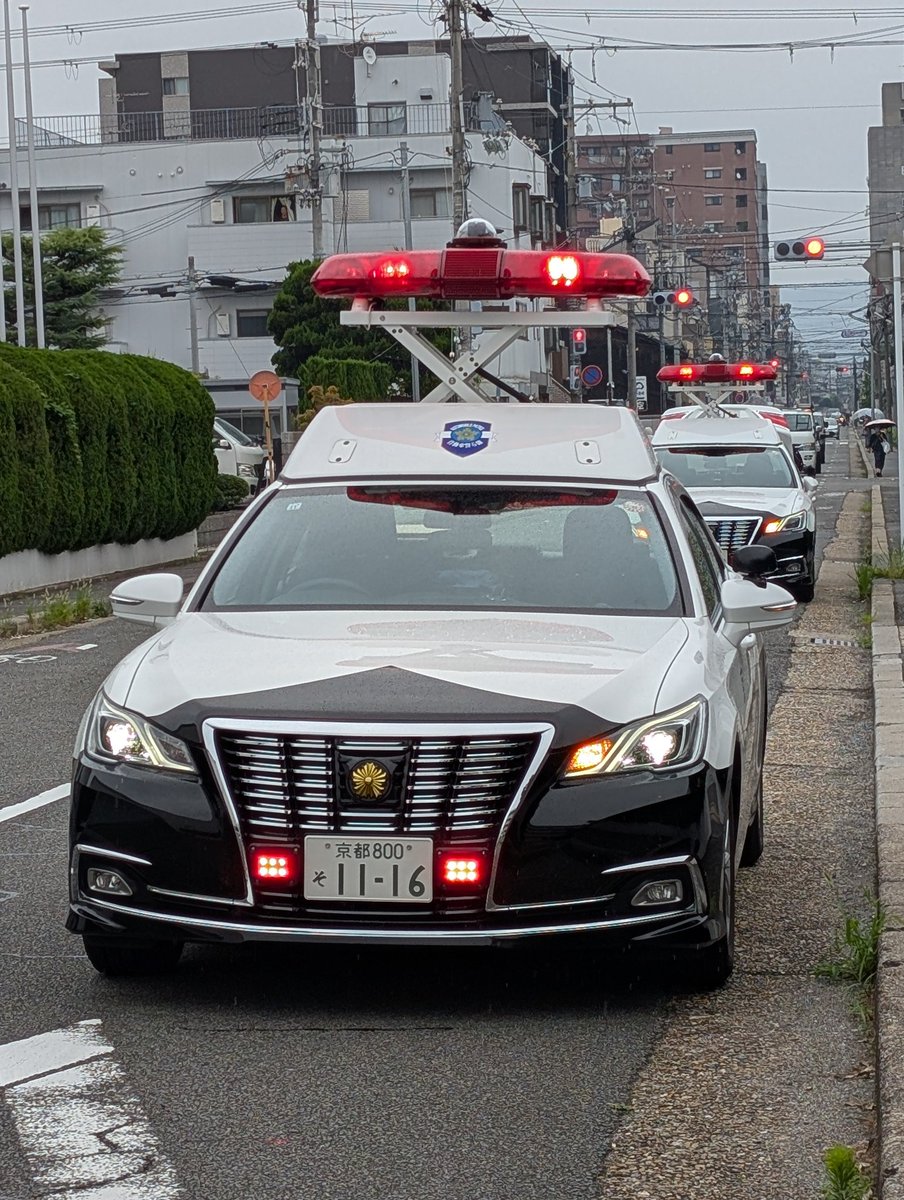 KENTA1385969's tweet photo. 右京区西院太田町の人身事故
🚓右京2・右京4・右京5・右京200・右京205・京都7・京都235・京都交機203・京都交機2㊙㊙・京都機捜㊙㊙・他覆面や鑑識、遺体搬送車など4台 https://t.co/N2myyQYsyd