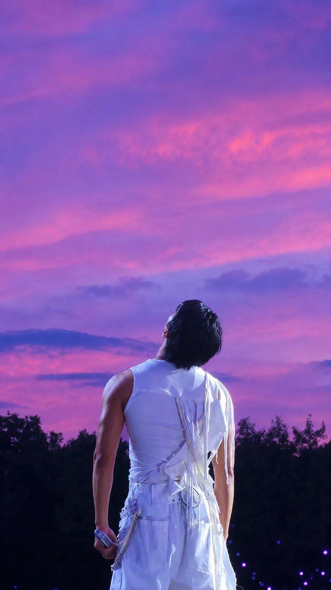 woosazzzn's tweet photo. if you think about the fact that his favorite color is lilac and that his favorite fruit are strawberries, it just makes sense that during the strawberry moon the sky was lilac https://t.co/AqaPEm7FVM