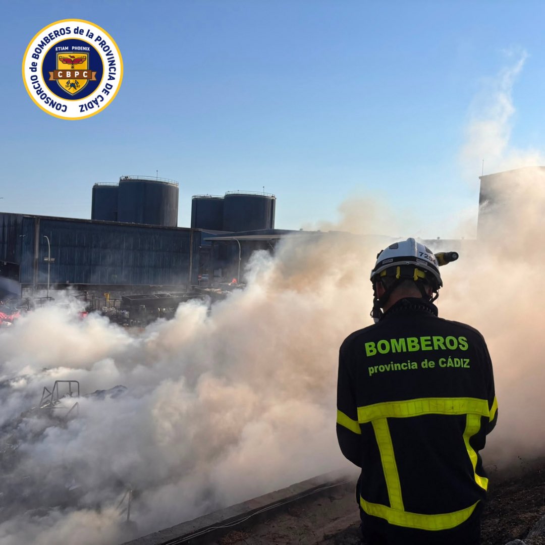BomberosCbpc's tweet photo. 🗓️30/6/26 ⏰18h
Salida del parque de #Medina por incendio de residuos en la planta de Miramundo
Evitamos su propagación a las instalaciones, extinguimos y refrescamos
Operarios colaboran con maquinaria pesada cubriendo con arena el material incendiado
👩🚒4 🚒 2 💦100k l
#CBPC https://t.co/21nYOu79Vh