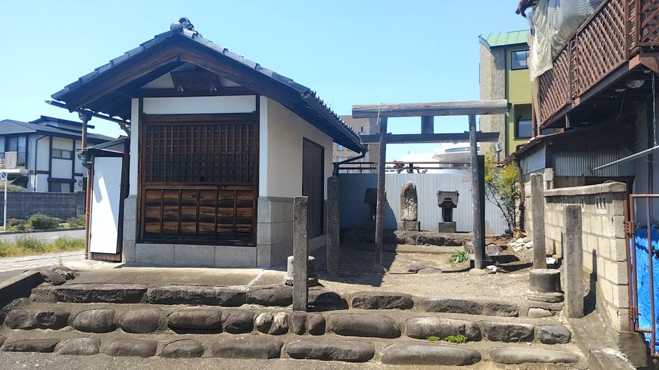 atsu_oha's tweet photo. 群馬県桐生市の八坂皇大神です
御朱印無し
美喜仁桐生文化会館南東250m程
詳細分りませんでしたがこの場所は東・中・西の横穴式石室円墳三基で構成される三ツ塚古墳跡の西の古墳（桐生市二号）跡地だそう
出土品は国立博物館収蔵の様です
自治会管理の様ですが綺麗に保たれています https://t.co/UyZWqmRqhv