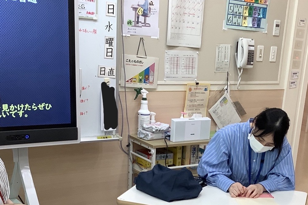 sekisho_athlete's tweet photo. 6月17日（水）、#ゴールボール の #高橋利恵子 選手が、埼玉県立けやき特別支援学校にて小学3・4年生を対象とした総合学習の時間にゲスト参加しました👩‍🏫

 「視覚障がいについて学ぼう」をテーマに、自身の生い立ちや日常生活を紹介。点字の読み書きを実演するなど、理解を深める機会となりました😄✨ https://t.co/NGDOka52uf