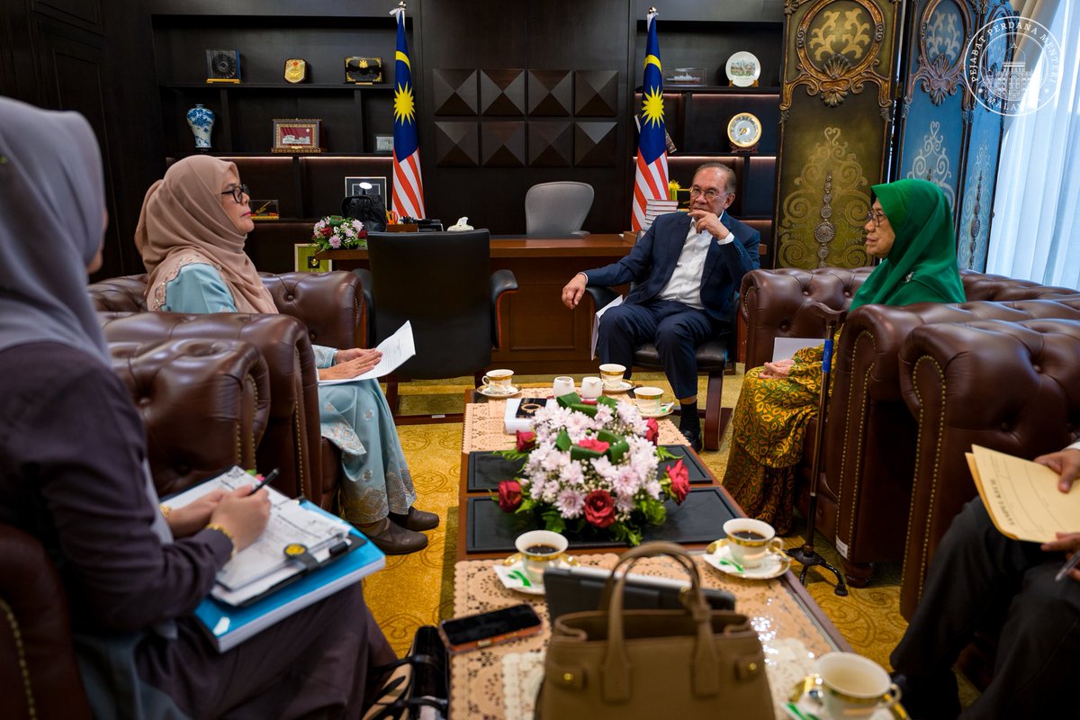 anwaribrahim's tweet photo. Saya telah berkesempatan untuk memberi pandangan kepada manuskrip penulisan buku bertajuk “Gagasan Anwar Ibrahim Dalam Peradaban Budaya Bangsa". 

Saya amat berbesar hati dengan penglibatan pakar rujuk Tokoh Akademik Negara dan Tokoh Bahasa negara yang tidak asing lagi iaitu Profesor Emeritus Datuk Dr. Nik Safiah Haji Abdul Karim dalam penyediaan serta pengolahan kandungan buku ini.

Buku ini dihasilkan oleh Profesor Dr. Salinah binti Ja’afar, pensyarah dan pakar linguistik Akademi Pengajian Melayu, Universiti Malaya, Kuala Lumpur. Saya telah ditemu bual secara eksklusif oleh kedua-duanya merangkumi semua bahagian di dalam penulisan buku ini. 

Saya mengucapkan terima kasih di atas usaha daripada penulis yang ingin merakam serta menggarap idea, pandangan dan sudut fikir saya dalam pengalaman hidup dan pembacaan yang akan diulas secara terperinci di dalam buku ini. 

Harapan saya, naskhah ini kelak akan dijadikan sumber rujukan buat generasi yang mendatang khususnya dalam aspek pembangunan bangsa dan nilai diri untuk manfaat bersama.

#MADANIbekerja 
#YakinMADANI