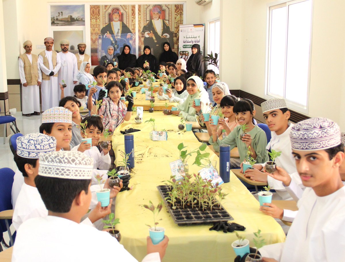 madenavoice's tweet photo. لليوم الثالث على التوالي 
 إدارة البيئة بمحافظة شمال الباطنة تنفذ ورشة بعنوان أنا أعتني بشتلتي لعدد ٣٥ من طلبة وطالبات ولايتي صحم وصحار وذلك ضمن البرامج المشت��كة التي تنظمها الإدارة بالتعاون مع مكتب محافظ شمال الباطنة

خلال البرنامج الصيفي #صيفي_ريادة_وإبداع

#صوت_المدينة_للإعلام https://t.co/IntIa1RZnT