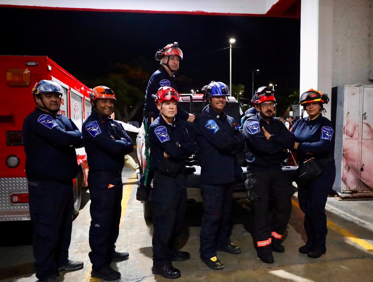 MaraLezama's tweet photo. Buen camino. Todo nuestro cariño y solidaridad acompañan a dos brigadas de rescatistas de Cancún que ya van rumbo a Venezuela para sumarse a las labores de búsqueda y rescate tras el sismo registrado en ese país.

Su entrega, preparación y compromiso representan lo mejor de Quintana Roo. Les deseamos una misión segura y exitosa, con la certeza de que su solidaridad hará la diferencia para quienes hoy más lo necesitan.

Nuestro reconocimiento a cada una y cada uno de los integrantes de B.R.E.C. K9 y SARMX, así como a toda la comunidad venezolana en Quintana Roo.

¡Venezuela, estamos con ustedes! 🇻🇪🇲🇽