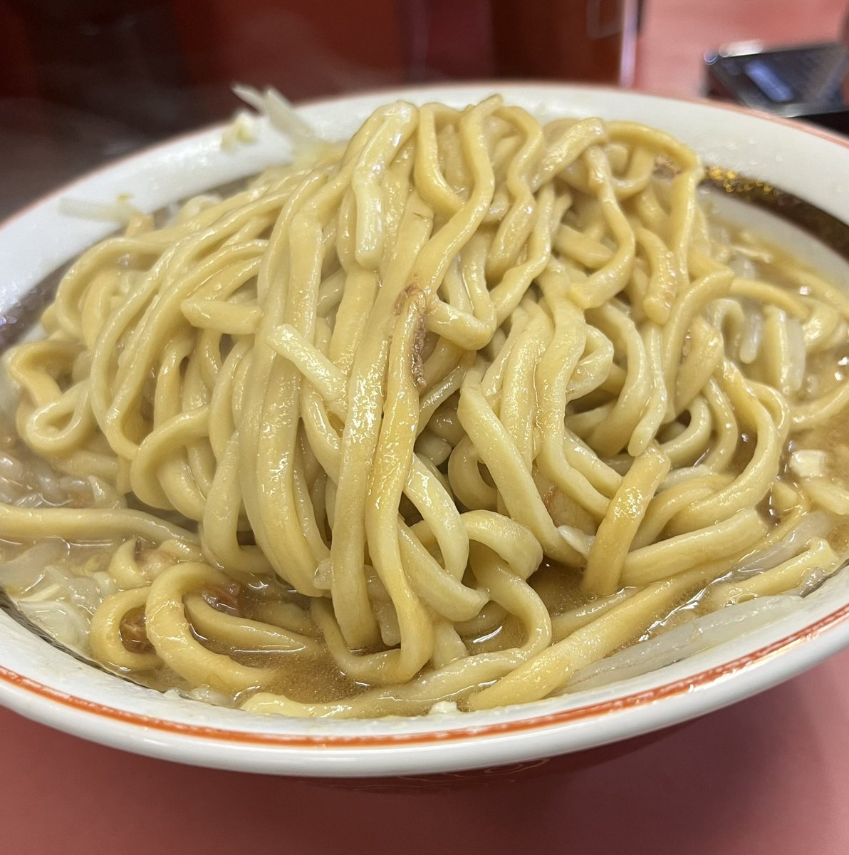 Kame_Colors27's tweet photo. ラーメン二郎 ひばりヶ丘駅前店
小ラーメン ヤサイ少なめニンニクアブラ
た、食べ切らなきゃ！の恐怖心よりも、美味さで箸が止まらぬ二郎。
美味しかったぁ☆ https://t.co/iqnyfwe2Lu