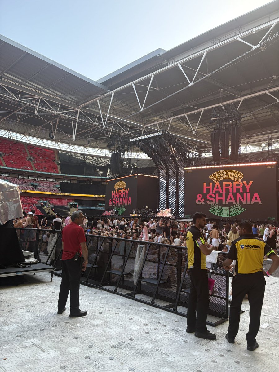 MrRickyGreene's tweet photo. Still pinch myself everyday working at this amazing place #theFA #WembleyStadium #harrystyles https://t.co/ZfjwEhDcS9