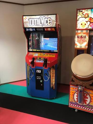 doenneko's tweet photo. 約十年ほど音沙汰無かった初代スリルドライブでさえ復活したんだから、他にも絶滅したであろうｺﾝﾏｲのガンシュー達復活して欲しいなー。(ﾁﾗﾁﾗ)
え？苦労して直しても誰もプレイしないから嫌だ？仰る通りです、ハイ。 https://t.co/UrbvDI85uA