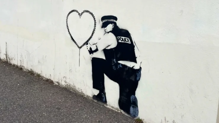 Banksy'den Yeni Bir Eser mi? Kalp Çizen Polis Figürü Sanat Dünyasında Yankı Buldu
