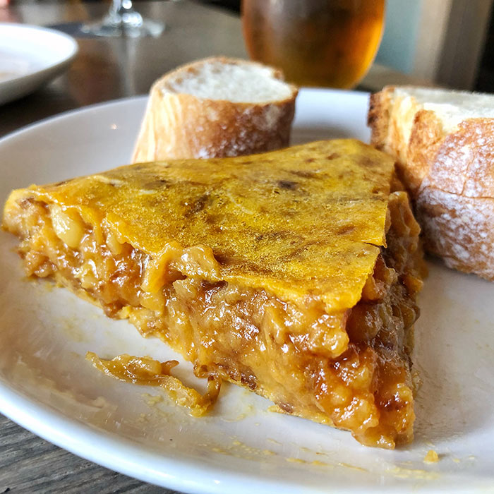 Encuestando's tweet photo. 📊 ¿Cómo prefieres comer la TORTILLA DE PATATA?

🔄 POCO HECHA
❤️ HECHA https://t.co/X64rJOM4cw