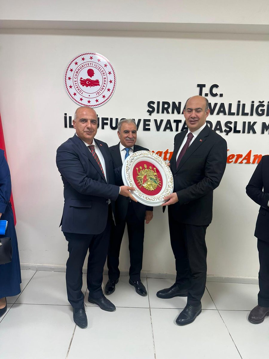 sirnaknufus's tweet photo. Nüfus ve Vat. İşleri Genel Müdürümüz Sayın Mehmet Levent KEPÇELİ, ilimizi ziyaret ederek bizleri onurlandırmışlardır. Çalışmalarımız hakkında bilgi alan ve mesai arkadaşlarımızla hasbihal eden Sayın Genel Müdürümüze, nazik ziyaretleri ve destekleri için şükranlarımızı sunarız. https://t.co/UrvrniQ38I