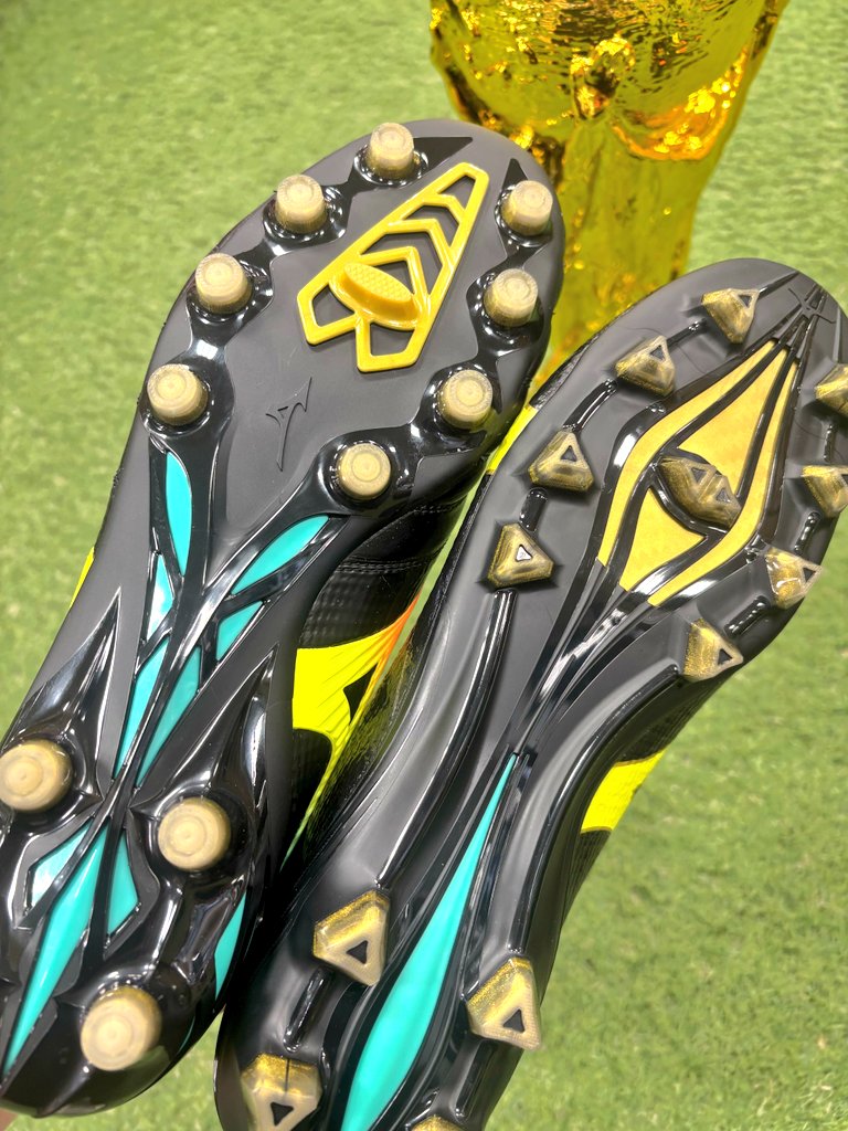 FutabaSw's tweet photo. 今作、特に #サッカースパイク は
本当に在庫が少ないモデルに🙇

"これは抑えたい！" …お客様は、
お早めにご来店ください。

発売は、7/3(金)10時！

お見逃しなく👍

#ミズノ
#ブライトブラック 
#フタバサッカーワールド https://t.co/QoEjRoqDJA