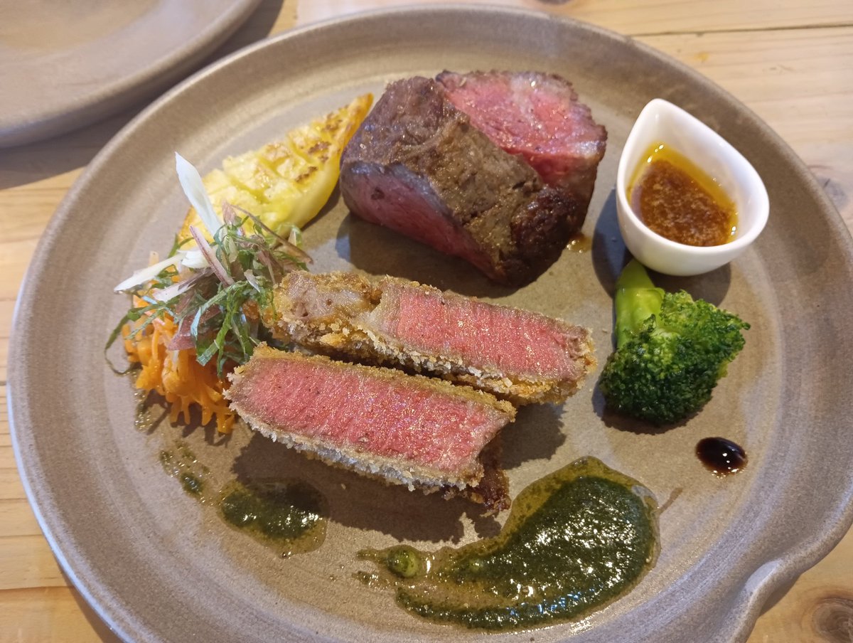 sweetsunday7's tweet photo. 牛カツとステーキ🥩 https://t.co/d1lJHoIWWP