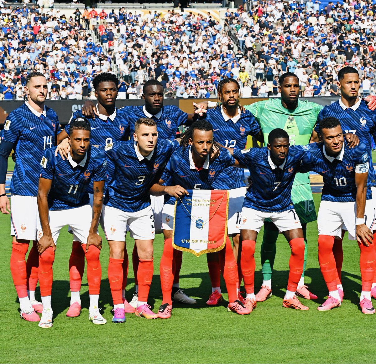 LMDFoot_'s tweet photo. 🚨 LA PRESSE MONDIALE EST CHOQUÉE PAR LE NIVEAU DE L’ÉQUIPE DE FRANCE 🇫🇷🤯

🇪🇸🗞️ Marca : « La France s'est abonnée au showtime. Contre la Suède, elle a livré une performance impressionnante qui renforce son statut de grande favorite. Sa supériorité, grâce notamment à ses quatre attaquants, est actuellement insultante. SI LE REAL DOIT VENDRE LE BERNABÉU POUR ACQUÉRIR OLISE , QU'IL EN SOIT AINSI. »

🏴󠁧󠁢󠁥󠁮󠁧󠁿🗞️ Telegraph : « Hier soir dans le New Jersey, il y a eu des moments où l'équipe de France 2026 semblait ne pas se contenter de concourir pour la victoire finale dans cette Coupe du monde mais s'inscrire parmi les plus grandes équipes ayant jamais remporté le plus prestigieux trophée du football. »

🇪🇸🗞️ AS : « Après avoir vu les quatre premiers matchs, on pourrait accuser la France d'abuser de sa position dominante. Elle a offert une heure de football étincelant face à la Suède. »

🇪🇸🗞️ Mundo Deportivo : « La France est effrayante et un spectacle. Une équipe où Olise et Mbappé prennent du plaisir ne peut qu'inspirer joie et crainte à ses adversaires. Simple et pourtant brillant, le jeu des Bleus est inspirant et gratifiant ; impossible de ne pas aimer ce sport en voyant cette équipe jouer. »

🏴󠁧󠁢󠁥󠁮󠁧󠁿🗞️ Guardian : « À ce stade, il est difficile d'imaginer une équipe autre que les hommes de Didier Deschamps gagner le Mondial, et l'on sent bien qu'ils n'ont pas encore atteint leur apogée. »

🏴󠁧󠁢󠁥󠁮󠁧󠁿🗞️ Daily Mail : « Lionel Messi a peut-être vécu son moment de gloire en Coupe du monde, mais à ce rythme, Kylian Mbappé risque de rendre cet exploit légendaire éphémère. »

🇵🇹🗞️ ABola : « Une démonstration magistrale d'un jeu offensif dévastateur et inarrêtable. »

🇩🇪🗞️ Bild : « Un spectacle français déjanté. La France est l'équipe à battre. »

🇦🇷🗞️ Olé : « Comment arrêter cette équipe de Didier Deschamps qui a fait du jeu offensif et vertical un culte ? »

🇸🇪🗞️ Svenska Dagbladet : « Bravo les Bleus ! Nous tenons à vous remercier pour le spectacle et affirmer que la France est la meilleure équipe de cette Coupe du monde. Qui pourra arrêter Mbappé, Olise, Barcola et Dembélé ? L'Argentine ? L'Espagne ? Ou la Norvège ? Non, je plaisante. La France a une équipe complète. Son attaque est un diamant d'une qualité exceptionnelle. Je n'ai probablement jamais vu autant de vivacité, de vitesse et de variété dans une équipe nationale. »