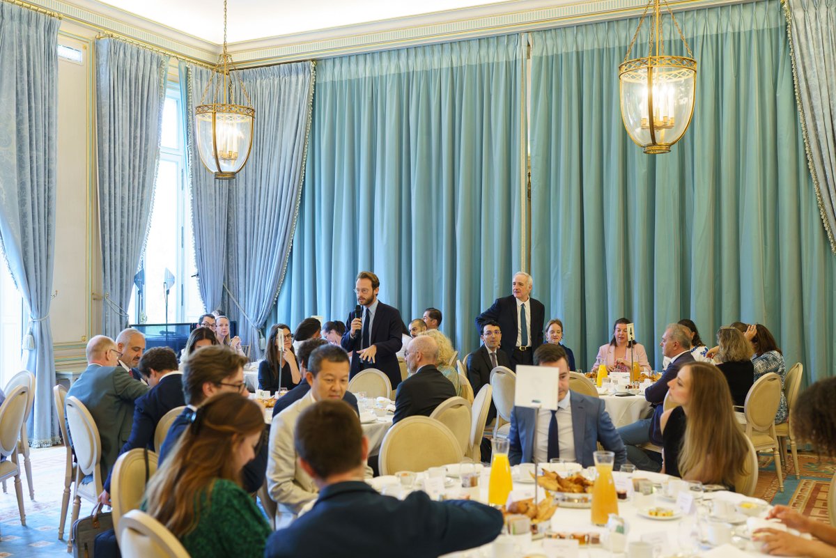 instchoiseul's tweet photo. 💡 Faire de son histoire un levier pour préparer l'avenir ?

C’était le sujet de la dernière Rencontre Choiseul organisée avec MEMORIST autour de l’anniversaire d’entreprise.

À l’heure où les entreprises cherchent à conjuguer sens, singularité et vision de long terme, il devient un levier stratégique pour transmettre une culture, renforcer l’engagement des collaborateurs, affirmer une identité et nourrir un récit de marque tourné vers l’avenir.

🙏 Merci à Laurent ONAÏNTY, Directeur Général de MEMORIST, ainsi qu’à Adèle PARRILLA, Directrice des relations extérieures de MEMORIST et modératrice de cette rencontre, aux côtés de Paul Gadel, ainsi qu’à nos intervenants : Fabienne MOREAU, Directrice du Patrimoine et des actions culturelles chez @Hennessy ; @Alexand71856639 , Directeur de la Communication, de la Presse et des Affaires Publiques d'@ODDO_BHF  ; et Pierre VIRIOT, Directeur Marque et Image du Groupe @EDFofficiel. 

Un anniversaire n’est pas une simple obligation de communication : il prend tout son sens lorsqu’il accompagne une transformation, fait de l’histoire une ressource vivante qui éclaire le présent, nourrit l’innovation et guide l’avenir.

#RencontreChoiseul #PatrimoineEntreprise #Culture #Transmission