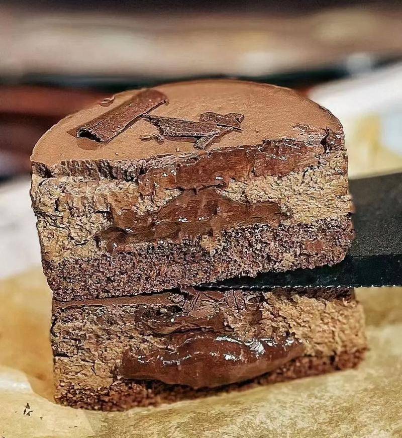 dabeong3's tweet photo. Just spent a cozy Sunday baking my first chocolate lava cake—oozing center + slightly burnt edges = absolute vibe  Who’s got the best lava cake hacks to share， https://t.co/cYK7qVHXhG