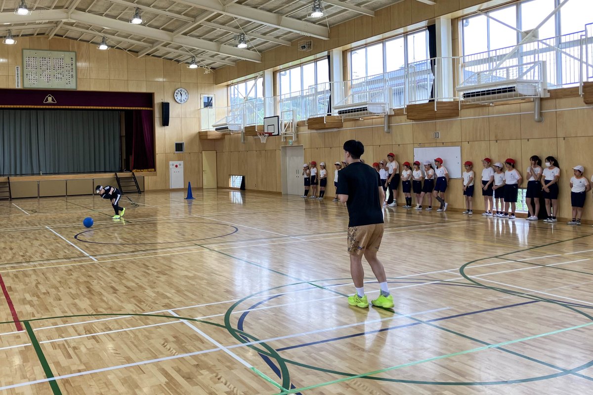 sekisho_athlete's tweet photo. 6月18日（木）、#ゴールボール の #高橋利恵子 選手が、千葉県柏市立豊小学校にて体験会を実施しました🏫✨

3×3バスケットボール  #嘉野啄也 選手のご紹介で実現🤝小学5年生約90名が参加しました🔵👂

 体験会後には「またやりたい！」との声が多く、魅力を届ける貴重な時間となりました👏✨ https://t.co/N4KXH3C06x