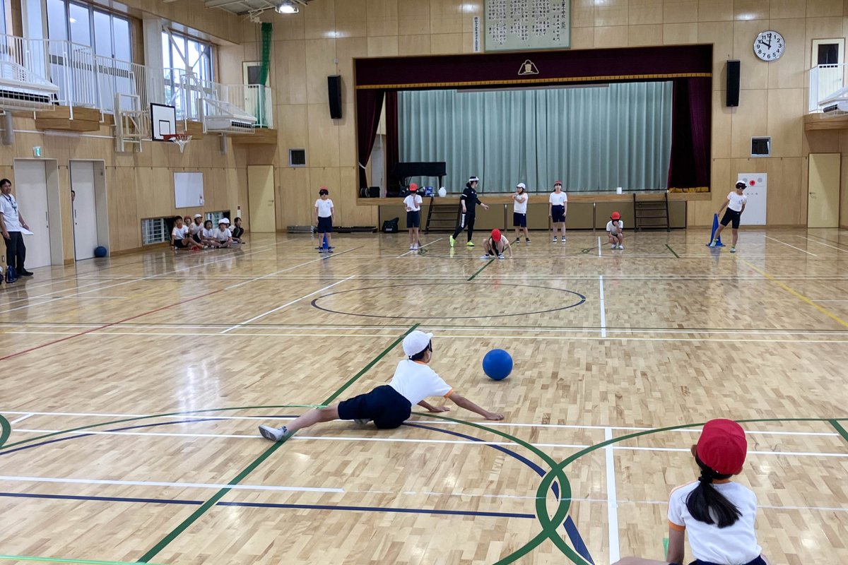 sekisho_athlete's tweet photo. 6月18日（木）、#ゴールボール の #高橋利恵子 選手が、千葉県柏市立豊小学校にて体験会を実施しました🏫✨

3×3バスケットボール  #嘉野啄也 選手のご紹介で実現🤝小学5年生約90名が参加しました🔵👂

 体験会後には「またやりたい！」との声が多く、魅力を届ける貴重な時間となりました👏✨ https://t.co/N4KXH3C06x