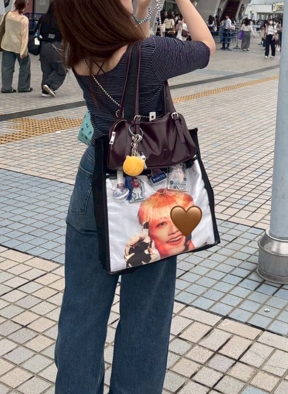 ririri_rh's tweet photo. 買いませんでしたけどグッズのバッグこんな感じなんだろうね(顔歪んでたから隠したよごめんね理人)(別界隈のツアバで行ってｽﾏﾝ) https://t.co/HLlvQlmRQD
