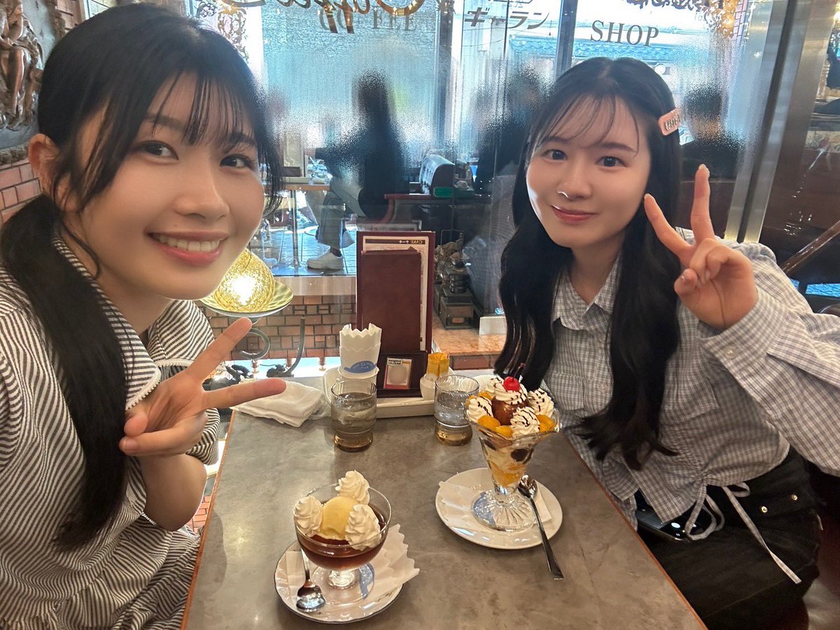 manatsu_muraBW's tweet photo. ひなちゃーーーん！！！

遊んだ！！

喋ることありすぎて、時間が足りなかったぜ、、、🫠

ちなみにこの日のひなちゃんのズボンとギンガムシャツ？が可愛くて、翌日同じ組み合わせを着ました！！

このゼリーも紅茶味で美味だったなぁ https://t.co/jv9sggkdAX