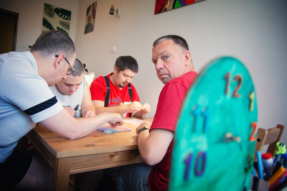 iskrapoznan's tweet photo. Jest czas na terapie jak i czas na pozowanie do zdjęcia. Tomasz wraz z współuczestnikami ze Stowarzyszenia "ISKRA". https://t.co/Y90EhbSq1G