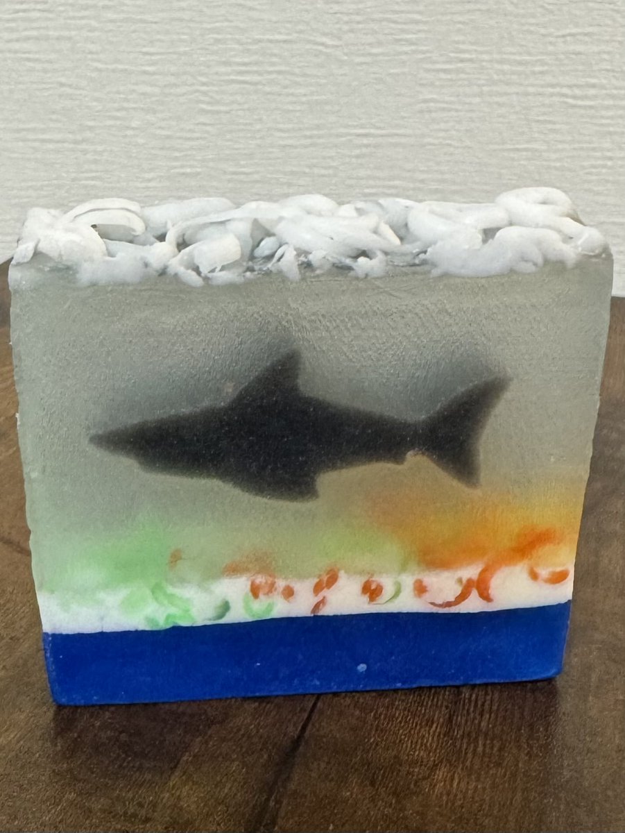 samemi_mhs's tweet photo. 海外のサメグッズ、発想がすごい🦈✨

ボクシングするサメボールペンと、泳いでいるようなサメ石鹸。

どこの手かわからないけど、パンチが楽しすぎて止まらない🥊 https://t.co/Z3yvkNIOct