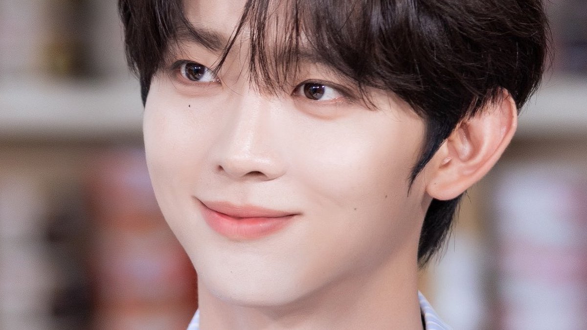fuhaoskaru's tweet photo. i still get fascinated by how 4/5 of and2ble members have a mole under their right eye https://t.co/XCLs2n5hCY