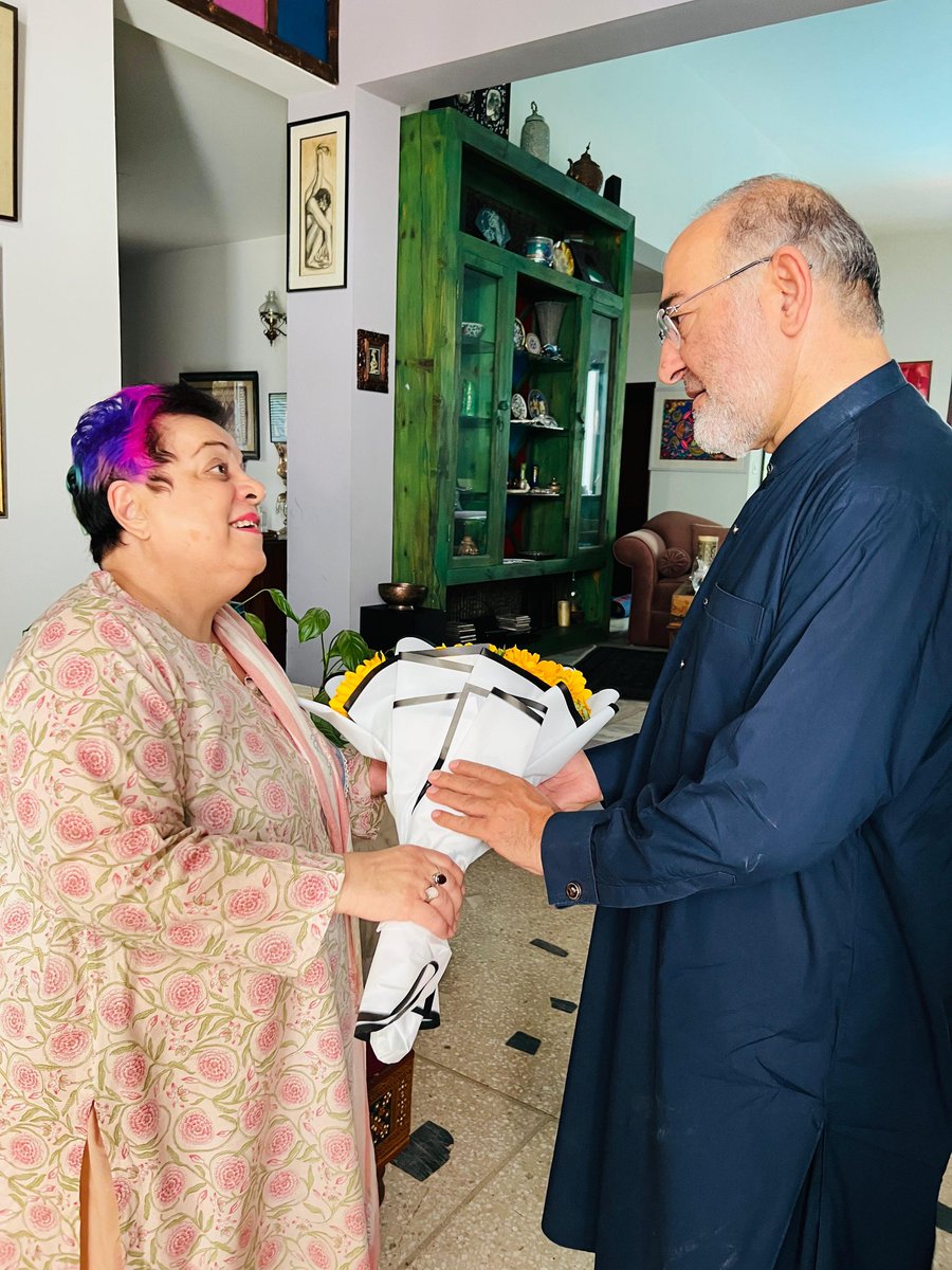 SenatorMushtaq's tweet photo. اسلام آباد، شیرین مزاری صاحبہ سے انکی رہائش گاہ پر ملاقات۔ ایمان مزاری اور ہادی علی چھٹہ کی خیریت دریافت کی۔ یہ بہت افسوسناک ہے کہ ایمان اور ہادی کی ارجنٹ اپیل کی سماعت مسلسل تعطل کا شکار ہے۔ یہ سرا سر زیادتی ہے۔انصاف کا قتل ہے،ہمارا مطالبہ ہے کہ 
1۔ فوری طور پر ایمان/ہادی کیس کا فیصلہ معطل کیا جائے 
2۔ ایمان مزاری اور ہادی علی چھٹہ کو ضمانت پر رہا کیا جائے
3۔ فیئر ٹرائل جو کہ ہر پاکستانی کا بنیادی دستوری حق ہے کاحق ایمان اور ہادی کو فراہم کیا جائے۔
پاکستان رائٹس موومنٹ