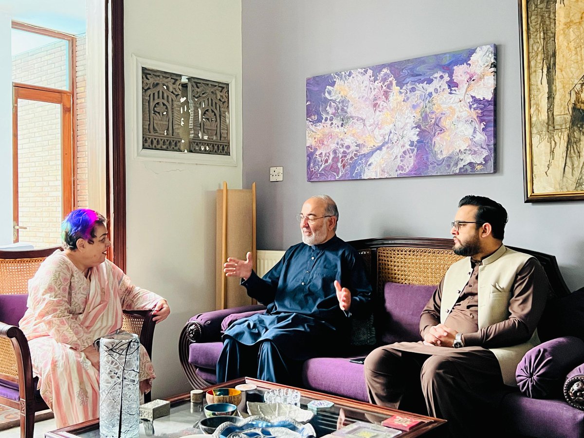 SenatorMushtaq's tweet photo. اسلام آباد، شیرین مزاری صاحبہ سے انکی رہائش گاہ پر ملاقات۔ ایمان مزاری اور ہادی علی چھٹہ کی خیریت دریافت کی۔ یہ بہت افسوسناک ہے کہ ایمان اور ہادی کی ارجنٹ اپیل کی سماعت مسلسل تعطل کا شکار ہے۔ یہ سرا سر زیادتی ہے۔انصاف کا قتل ہے،ہمارا مطالبہ ہے کہ 
1۔ فوری طور پر ایمان/ہادی کیس کا فیصلہ معطل کیا جائے 
2۔ ایمان مزاری اور ہادی علی چھٹہ کو ضمانت پر رہا کیا جائے
3۔ فیئر ٹرائل جو کہ ہر پاکستانی کا بنیادی دستوری حق ہے کاحق ایمان اور ہادی کو فراہم کیا جائے۔
پاکستان رائٹس موومنٹ