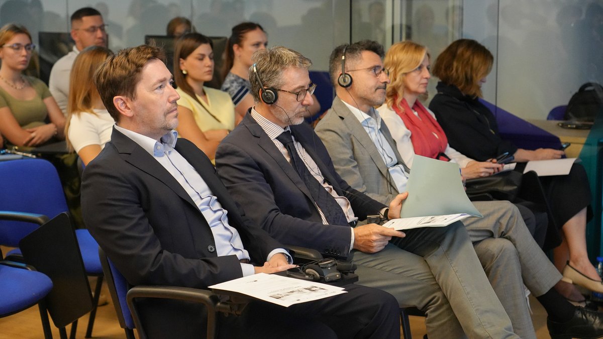 EBRD's tweet photo. Great news for Serbian exporters!

With @Privrednakomora and @eusrbija support via @TheWBIF, we completed a CBAM pilot training programme helping 93 companies understand and prepare for the EU’s Carbon Border Adjustment Mechanism.

Congratulations to all certified participants! https://t.co/ZY8s3cMv8G