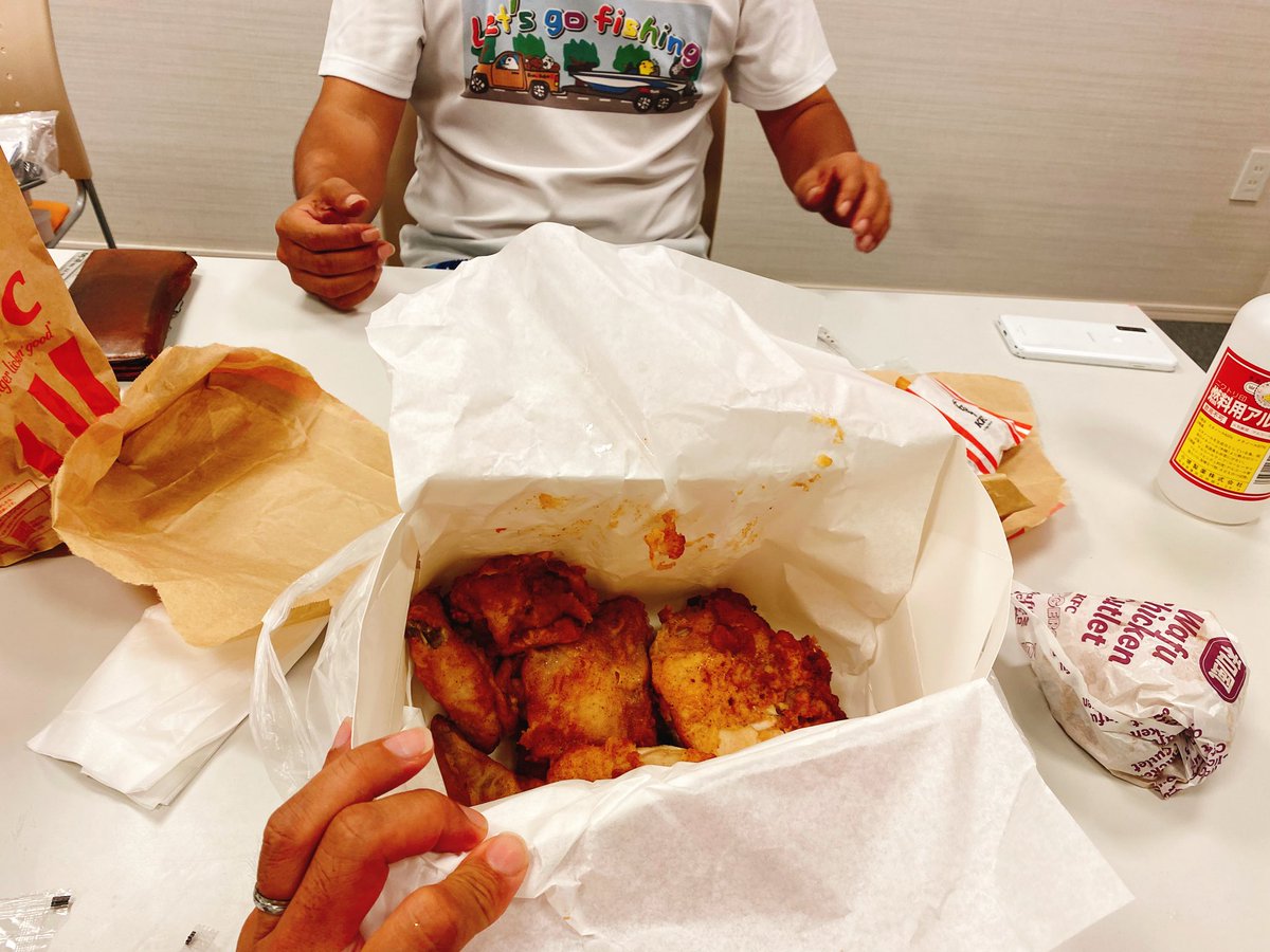 NAGANO_Fishing's tweet photo. 養鶏場にて喰らうチキン🍗🐔

#SSOB
#養鶏場
#エサを与えられての強制労働 https://t.co/gS9Cls2DRU