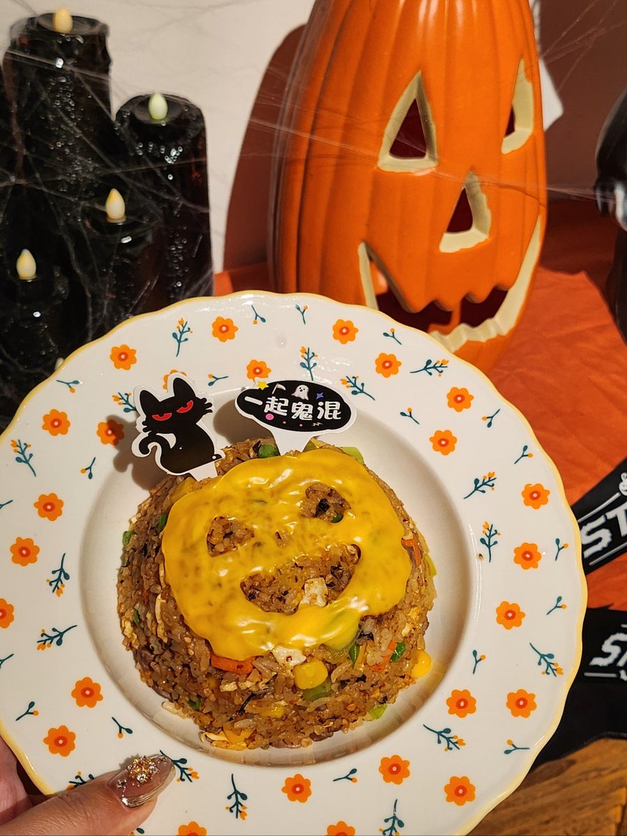 115happiness's tweet photo. Spooky Season Special! Our Halloween feast has arrival: golden pumpkin soup, crispy fried turkey, and ghost-shaped cookies! Get yours before it’s gone. https://t.co/htkuXypyA3