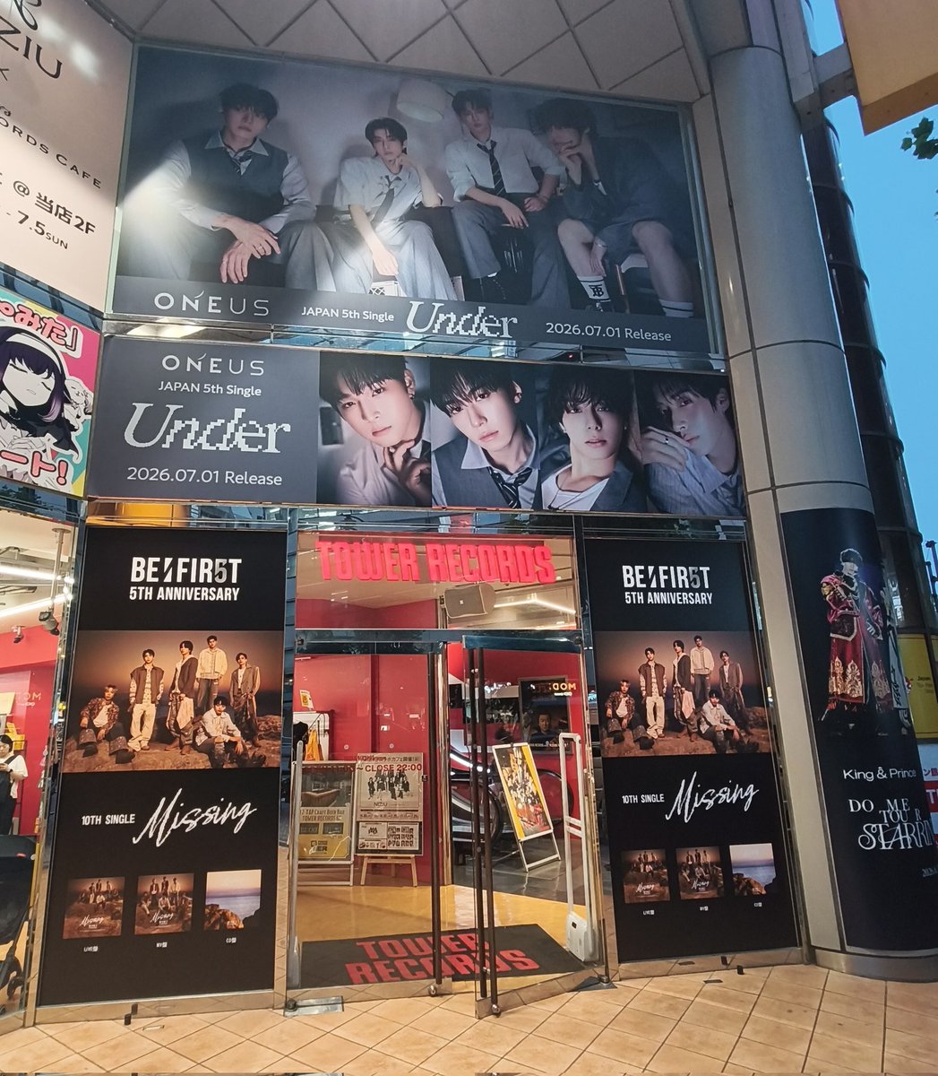 yu_R21's tweet photo. ⚠️タワレコのパネル写真あります
oneusリリイベ間に合った！
最近仕事でいっぱいいっぱいでリリイベ諦めてたからミニライブ始まった瞬間に糸が切れて泣いちゃった🥲
oneusの皆に癒されました💖 https://t.co/kEyg59rL2k