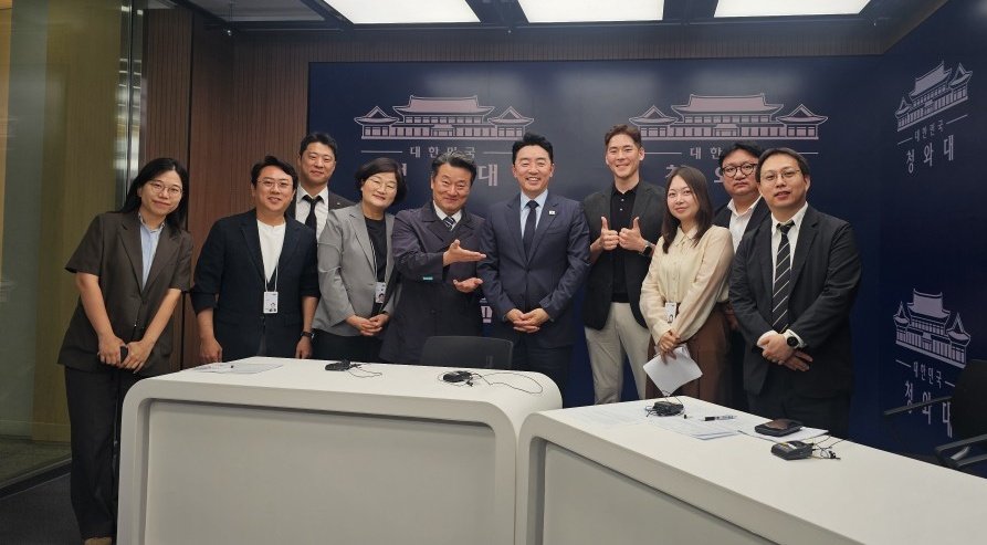 kanghunsik_'s tweet photo. 청와대 라이브 춘추관 오픈스튜디오 개설 기념, 뉴미디어 풀단 9개 매체 합동 인터뷰가 있었습니다. 

미디어 환경이 완전히 달라진 오늘날입니다. 한 시간, 때로는 30분이면 뉴스가 확산되기도 합니다. 그만큼 더 빠르고, 더 정확하고, 더 투명하게 소통하기 위해 노력하기 위한 일환으로 여러 노력을 하고 있습니다.

뉴미디어 언론 분들을 포함하여, 주시는 좋은 말씀은 격려로, 따끔한 지적은 더 나은 정부를 만드는 힘으로 받아들이겠습니다. 감사합니다.